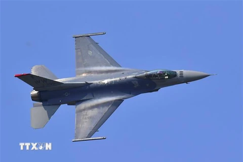 Máy bay F-16 của Không lực Mỹ bay trình diễn tại căn cứ không quân Osan ở Pyeongtaek, Hàn Quốc. (Ảnh: AFP/TTXVN)