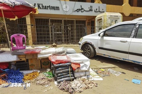 Một chi nhánh ngân hàng phải đóng cửa do giao tranh tại Wad Madani, bang Al-Jazirah, Sudan, ngày 28/5/2023. (Ảnh: AFP/TTXVN) 