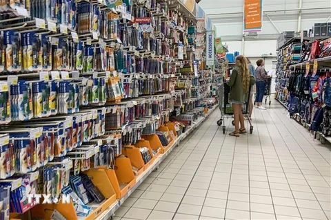 Khách hàng mua đồ trong siêu thị ở Lille, miền Bắc Pháp. (Ảnh: AFP/TTXVN)
