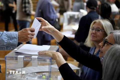 Cử tri bỏ phiếu trong cuộc bầu cử địa phương và cấp vùng tại Barcelona, Tây Ban Nha ngày 28/5/2023. (Ảnh: AFP/TTXVN)