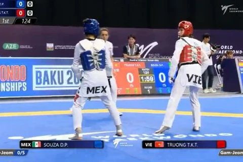 Trương Thị Kim Tuyền (giáp đỏ) trong trận đấu với võ sỹ Daniela Paola Souza.