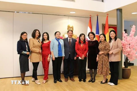 Đại sứ Phạm Việt Anh và các thành viên Đoàn công tác Hội Liên hiệp Phụ nữ Việt Nam và các hội đoàn phụ nữ Việt kiều tại Hà Lan. (Ảnh: TTXVN phát)
