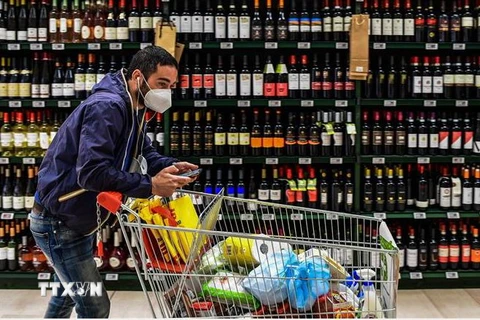 Người dân mua sắm tại một siêu thị ở Milan, Italy. (Ảnh: AFP/TTXVN)