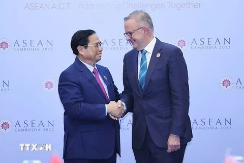 Thủ tướng Phạm Minh Chính gặp Thủ tướng Australia Anthony Albanese bên lề Hội nghị Cấp cao ASEAN diễn ra tại thủ đô Phnom Penh, Campuchia, chiều 12/11/2022. (Ảnh: Dương Giang/TTXVN)