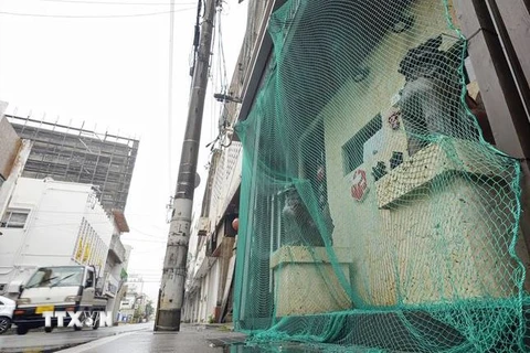 Cửa một nhà hàng được che chắn bằng lưới nhằm ứng phó với bão Mawar tại Miyakojima, tỉnh Okinawa, Nhật Bản ngày 1/6/2023. (Ảnh: Kyodo/TTXVN)