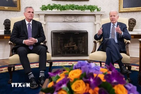 Tổng thống Mỹ Joe Biden (phải) và Chủ tịch Hạ viện Kevin McCarthy trong cuộc đàm phán về trần nợ công, ở Nhà Trắng, Washington, DC., ngày 22/5/2023. (Ảnh: AFP/TTXVN)