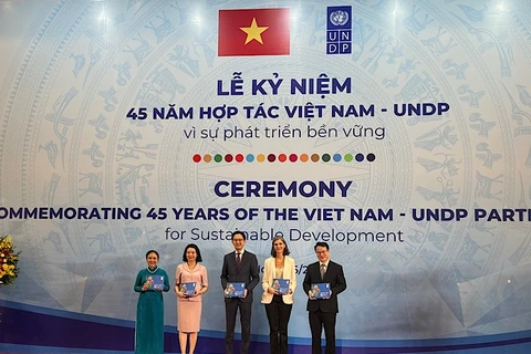 Trưởng đại diện thường trú UNDP tại Việt Nam trao Sách ảnh 45 năm quan hệ đối tác Việt Nam-UNDP vì Phát triển bền vững cho đại diện lãnh đạo các bộ, ngành. (Nguồn: Báo Nhân Dân)