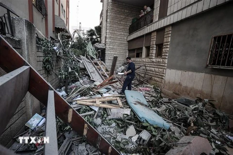 Các tòa nhà bị phá hủy sau cuộc không kích do Israel tiến hành tại Dải Gaza ngày 9/5/2023. (Ảnh: AA/TTXVN)