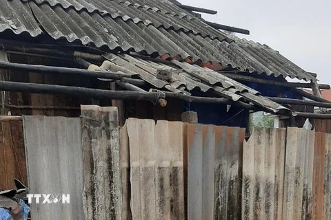 Mưa dông tại Yên Bái tối 2/6 gây thiệt hại tài sản của người dân. (Ảnh: TTXVN phát)