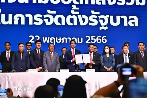 Quang cảnh lễ ký Biên bản ghi nhớ (MoU) về thể thức thành lập chính phủ mới giữa đảng Tiến bước (MFP) và 7 chính đảng khác của Thái Lan, tại Bangkok ngày 22/5/2023. (Ảnh: AFP/TTXVN) 