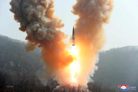 Triều Tiên diễn tập phóng tên lửa đạn đạo trong cuộc tập trận mô phỏng theo kịch bản của một cuộc phản công hạt nhân chiến thuật. (Ảnh: YONHAP/TTXVN)
