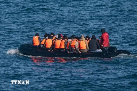 Người di cư vượt eo biển Manche từ Pháp sang Anh. (Ảnh: AFP/TTXVN)