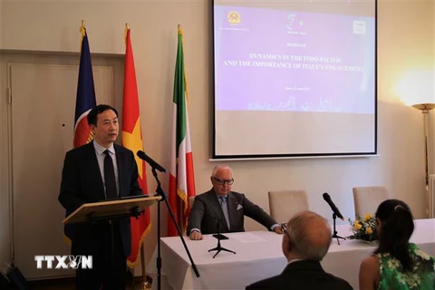 Đại sứ Việt Nam tại Italy Dương Hải Hưng phát biểu khai mạc Hội thảo. (Ảnh: Thanh Hải/TTXVN)