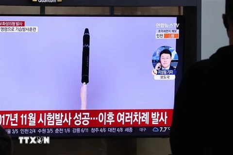 Truyền hình Hàn Quốc đưa tin về vụ phóng thử tên lửa đạn đạo liên lục địa Hwasong-15 của Triều Tiên, tại Seoul, ngày 19/2/2023. (Ảnh: Yonhap/TTXVN)
