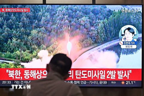 Truyền thông Hàn Quốc đưa tin về vụ phóng tên lửa đạn đạo mới của Triều Tiên, tại Seoul, ngày 15/6/2023. (Ảnh: AFP/TTXVN)