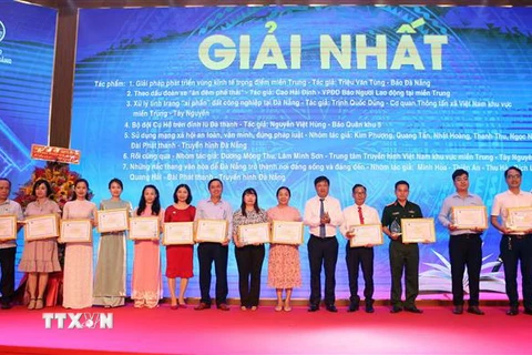 Ban tổ chức trao giải cho các tác giả đoạt giải Nhất, trong đó có phóng viên TTXVN tại Đà Nẵng Trịnh Quốc Dũng. (Ảnh: Trần Lê Lâm/TTXVN)