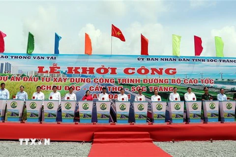 Các đại biểu nhấn nút khởi công dự án Cao tốc Châu Đốc-Cần Thơ-Sóc Trăng (giai đoạn 1), dự án thành phần 4 đoạn qua Sóc Trăng. (Ảnh: Trung Hiếu/TTXVN)