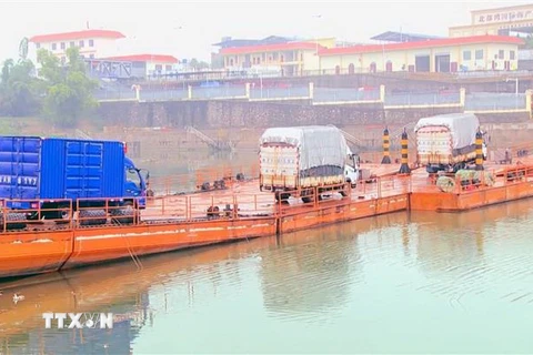 Hàng hóa xuất nhập khẩu qua lối mở Km3+4 Hải Yên - Cửa khẩu Quốc tế Móng Cái. (Ảnh: Văn Đức/TTXVN)