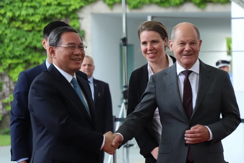 Thủ tướng Đức Olaf Scholz (phải) và người đồng cấp Trung Quốc Lý Cường. (Ảnh: Mạnh Hùng/Vietnam+)