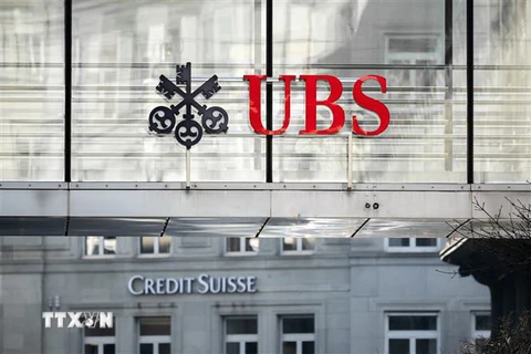 Biểu tượng ngân hàng UBS và Credit Suisse tại Zurich, Thụy Sĩ. (Ảnh: AFP/TTXVN)