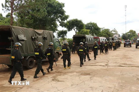 Cảnh sát Cơ động, Cảnh sát đặc nhiệm, Công an tỉnh Đắk Lắk, lực lượng đặc nhiệm Quân khu 5 phối hợp triển khai phương án vây bắt các đối. (Ảnh: Phan Anh Dũng/TTXVN)