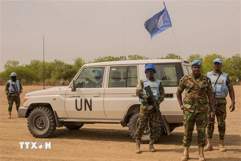 Binh sỹ thuộc Phái bộ gìn giữ hòa bình của Liên hợp quốc tại Nam Sudan (UNMISS) tuần tra tại Leer, Nam Sudan. (Ảnh: AFP/TTXVN)