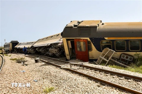 Hiện trường vụ tai nạn đường sắt ở gần thị trấn Msaken, cách thủ đô khoảng 150km, ngày 21/6/2023. (Ảnh: AFP/TTXVN)