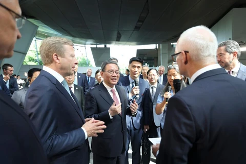 Thủ tướng Trung Quốc Lý Cường tới trụ sở của BMW. (Nguồn: Tân Hoa xã)