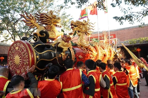 Người dân phường Đồng Kỵ đưa pháo từ Nhà truyền thống ra sân để chuẩn bị cho Lễ Rước pháo. (Ảnh: Thái Hùng/TTXVN)