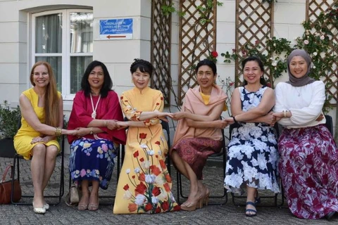 Phu nhân Đại sứ Việt Nam tại Hà Lan Lê Thị Hiền Anh chủ trì sự kiện Coffee Morning của Câu lạc bộ Nữ Ngoại giao ASEAN tại Hà Lan với chủ đề “Hướng dẫn làm món Việt.” (Nguồn: Báo Quốc tế)