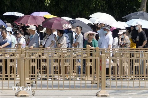 Người dân xếp hàng thăm quan Quảng trường Thiên An Môn ở thủ đô Bắc Kinh, Trung Quốc khi nhiệt độ lên tới 40 độ C, ngày 15/6/2023. (Ảnh: Kyodo/TTXVN)