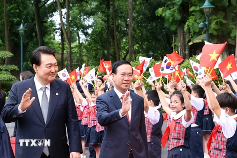 Chủ tịch nước Võ Văn Thưởng và Tổng thống Hàn Quốc Yoon Suk Yeol với thiếu nhi Thủ đô. (Ảnh: Thống Nhất/TTXVN)