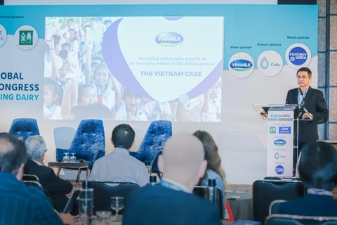 Ông Nguyễn Quang Trí, Giám đốc Điều hành Marketing, đại diện Vinamilk - doanh nghiệp duy nhất đến từ khu vực Đông Nam Á trình bày tham luận tại Hội nghị năm nay. (Nguồn: Vietnam+)