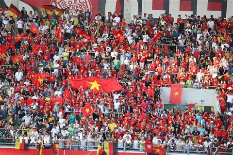 Cờ Việt Nam nhuộm đỏ sân vận động Offenbach am Main ở Đức. (Ảnh: Mạnh Hùng/TTXVN)