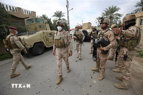 Binh sỹ Quân đội Iraq tham gia chiến dịch truy quét phiến quân IS. (Ảnh: AFP/TTXVN)