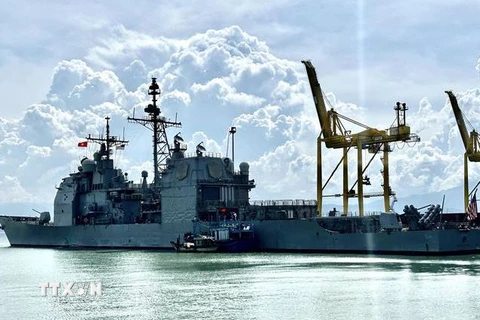 Tàu Hải quân Hoa Kỳ cập cảng Tiên Sa thăm Đà Nẵng. (Ảnh: Trần Lê Lâm/TTXVN)