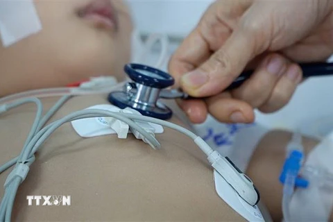 Một trẻ em mắc tay chân miệng điều trị tại Khoa Nhiễm-Thần kinh, Bệnh viện Nhi đồng 1 Thành phố Hồ Chí Minh. (Ảnh: TTXVN phát)