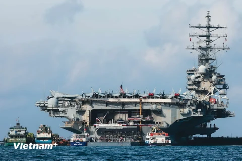 Hình ảnh 2 tàu tuần dương hộ tống tàu sân bay Hoa Kỳ cập cảng Tiên Sa