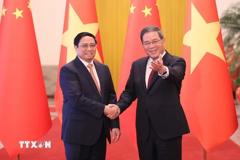 Thủ tướng Trung Quốc Lý Cường đón Thủ tướng Phạm Minh Chính. (Ảnh: Dương Giang/TTXVN)