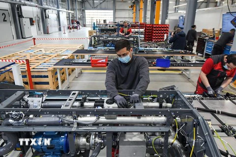 Công nhân làm việc tại một nhà máy ở Herten, Đức, ngày 3/3/2022. (Ảnh: AFP/TTXVN)