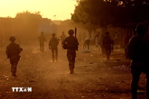 Binh sỹ Pháp tham gia chiến dịch Barkhane tuần tra trên đường phố tại Gao, Mali, ngày 4/12/2021. (Ảnh: AFP/TTXVN)