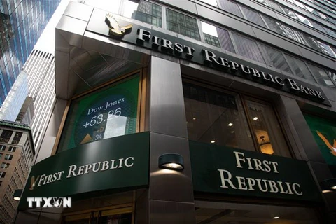 Chi nhánh ngân hàng First Republic ở New York, Mỹ ngày 1/5/2023. (Ảnh: THX/TTXVN)