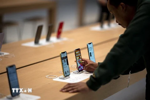 Điện thoại iPhone của Apple được trưng bày tại cửa hàng ở New York, Mỹ. (Ảnh: AFP/TTXVN)