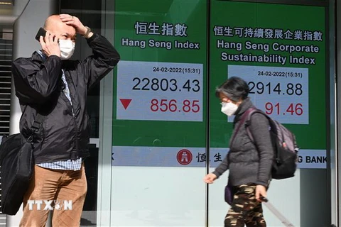 Bảng chỉ số Hang Seng tại thị trường chứng khoán Hong Kong, Trung Quốc. (Ảnh: AFP/TTXVN)