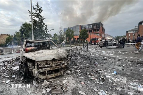 Ôtô bị đốt cháy trong cuộc biểu tình tại Paris, Pháp, ngày 29/6/2023. (Ảnh: AFP/TTXVN)