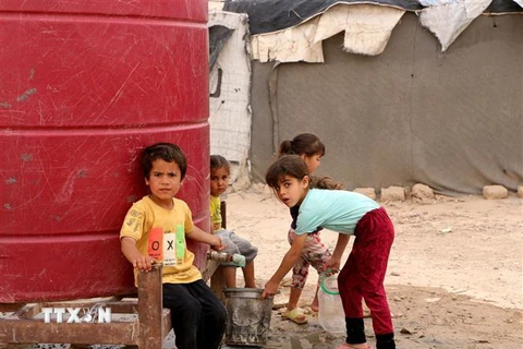 Trẻ em tại trại tị nạn al-Hol ở Hasakah, Syria, ngày 28/5/2023. (Ảnh: THX/TTXVN)