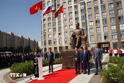Quang cảnh lễ khánh thành tượng đài Chủ tịch Hồ Chí Minh tại thành phố St. Petersburg. (Ảnh: Duy Trinh/TTXVN)