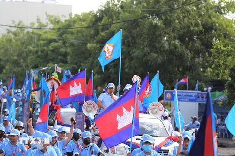 Quang cảnh diễu hành vận động tranh cử của CPP trên đường phố ở thủ đô Phnom Penh vào sáng 1/7. (Ảnh: Hoàng Minh/TTXVN)