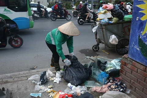 Bãi rác tự phát không đúng nơi quy định tại đường Nguyễn Trãi, quận Thanh Xuân, Hà Nội. (Ảnh: Thu Phương/TTXVN phát)