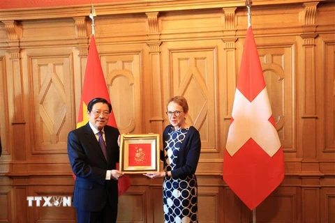 Ông Phan Đình Trạc và Phó Chủ tịch thứ nhất Thượng viện Thụy Sỹ Eva Herzog. (Ảnh: TTXVN)